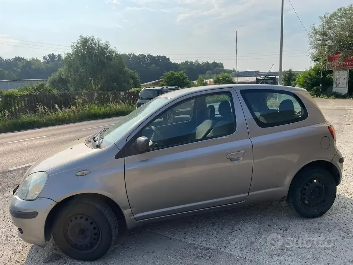 Usata Toyota Yaris 65 CV (47 kW) 2003 Berlina
