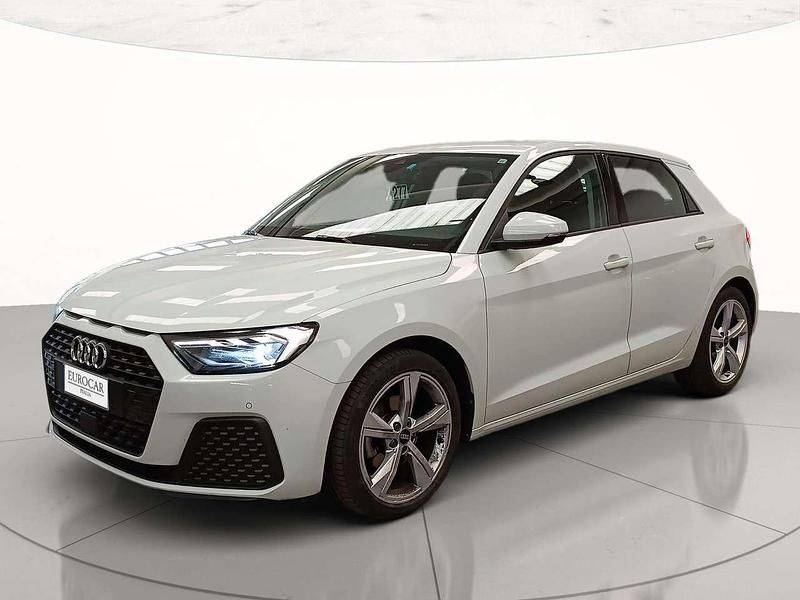 Bianco ghiacciaio metallizzato Usata 2022 Audi A1 Sportback Admired Due volumi | 20.900 € (Buon prezzo) - Immagine 1/4