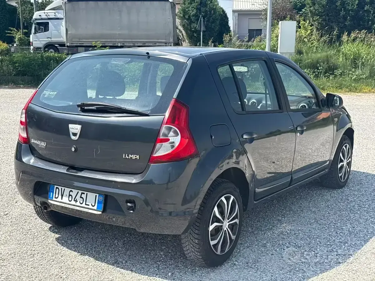 Usata Dacia Sandero Lauréate 72 CV (52 kW) 2009 Grigio Berlina