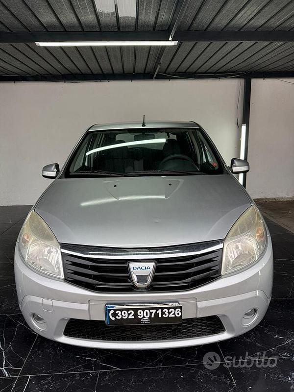 Grigio Usata 2010 Dacia Sandero Lauréate Tre volumi | 2790 € (Buon prezzo) - Immagine 1/4