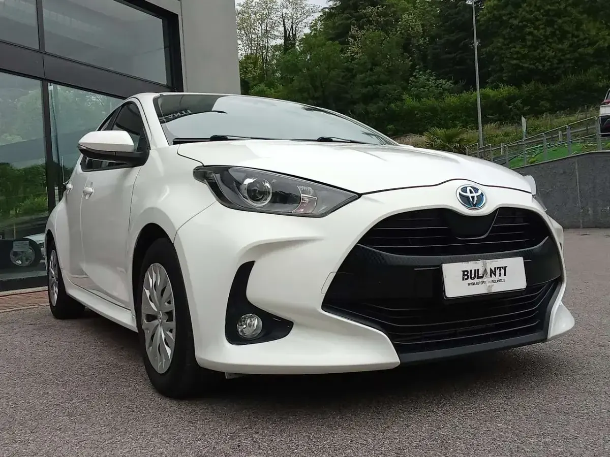 Gebraucht Toyota Yaris Hybrid Business Edition 92 PS (67 kW) 2022 Weiß Limousine