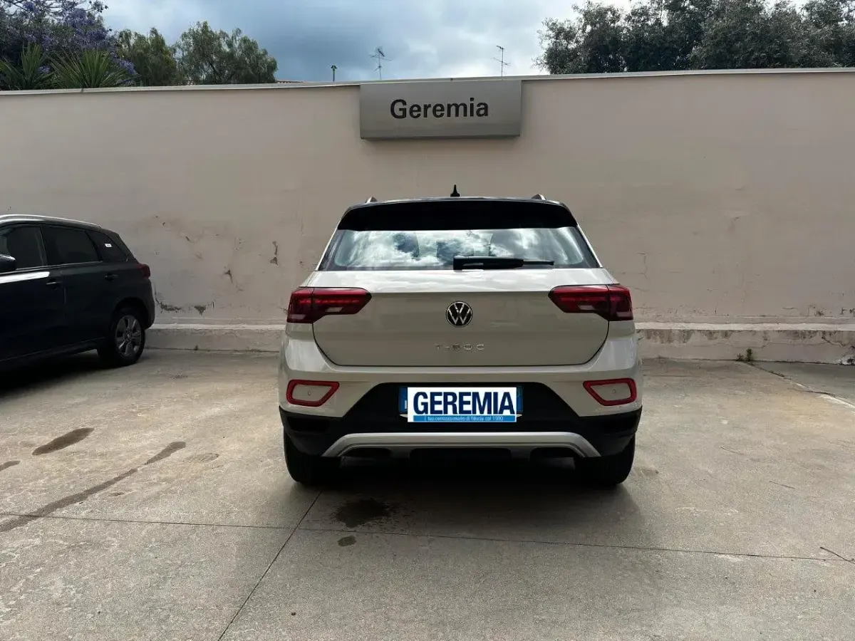 Usata VW T-Roc Life 110 CV (80 kW) 2024 Marrone SUV