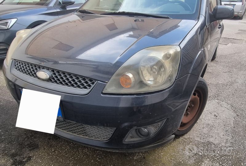 Grigio Usata 2006 Ford Fiesta Due volumi | 700 € (Super prezzo) - Immagine 1/4