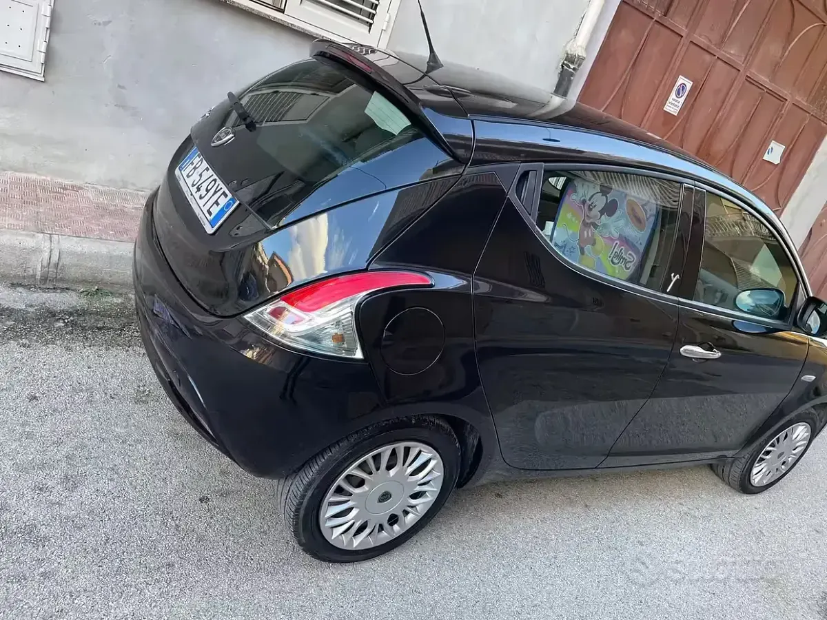 Usata Lancia Ypsilon 95 CV (69 kW) 2016 Nero Utilitaria
