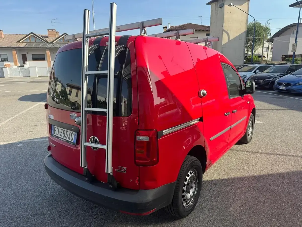 Usata VW Caddy Business 110 CV (80 kW) 2016 Rosso Monovolume