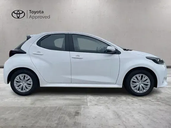 Usata Toyota Yaris Hybrid Active 92 CV (67 kW) 2025 Grigio Berlina