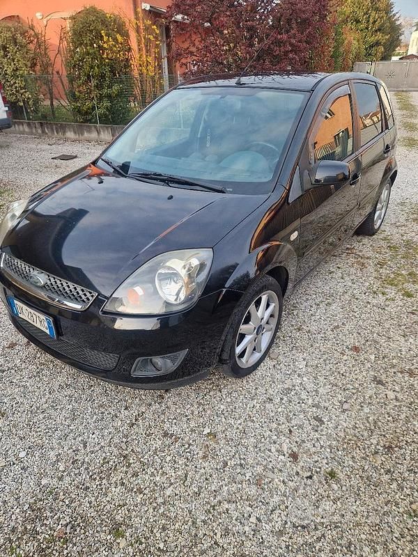 Usata Ford Fiesta 68 CV (50 kW) 2006 Nero Utilitaria