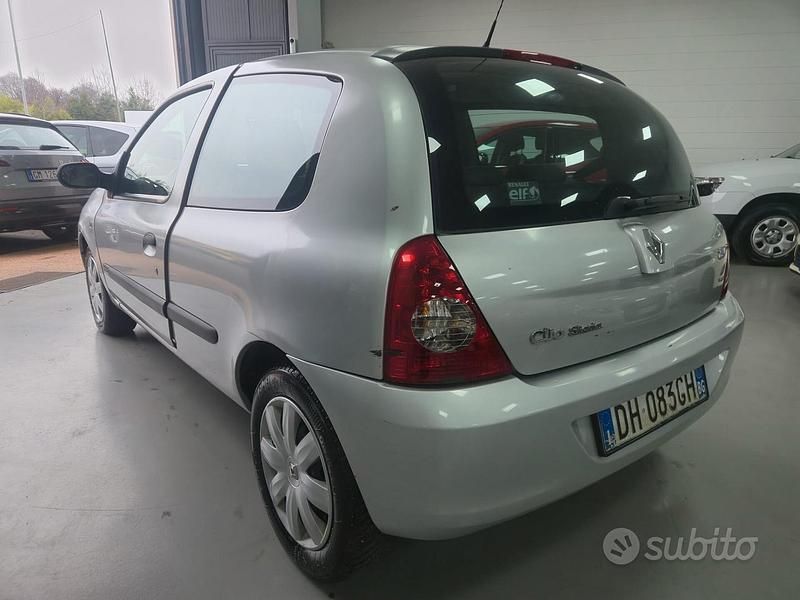 Usata Renault Clio II Authentique 58 CV (42 kW) 2007 Grigio Berlina