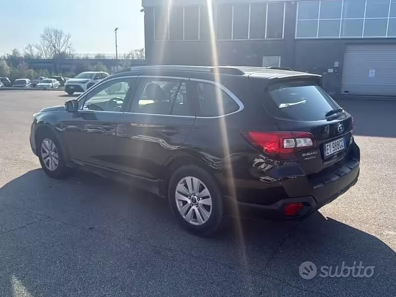 Usata Subaru Outback Style 150 CV (110 kW) 2015 Nero Station wagon