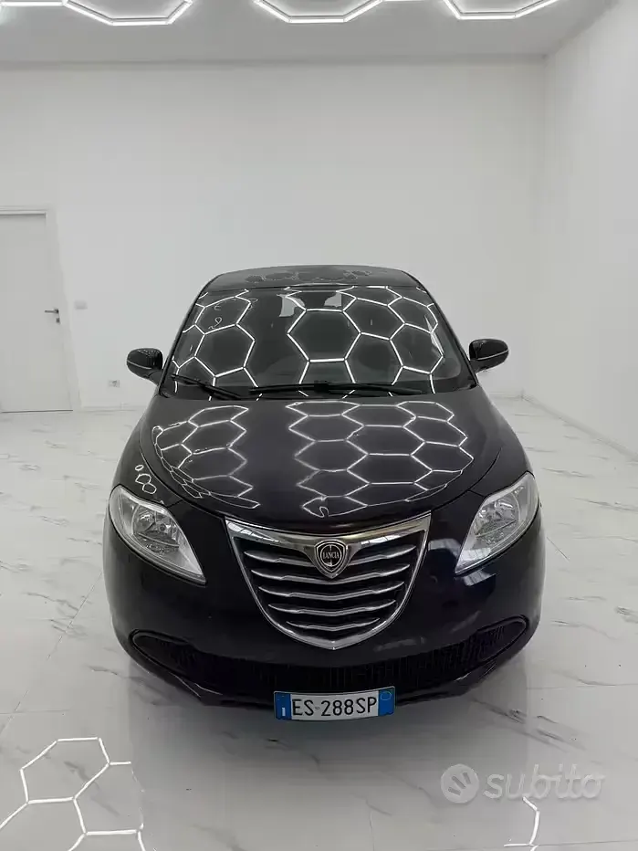 Usata Lancia Ypsilon Platinum 69 CV (50 kW) 2013 Viola Utilitaria