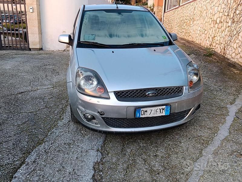 Usata Ford Fiesta Ghia 67 CV (49 kW) 2007 Grigio Berlina