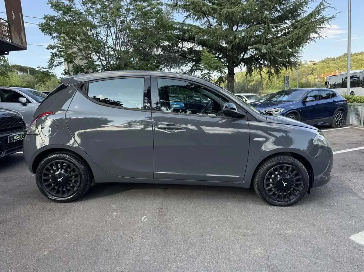 Usata Lancia Ypsilon 69 CV (50 kW) 2015 Grigio Utilitaria