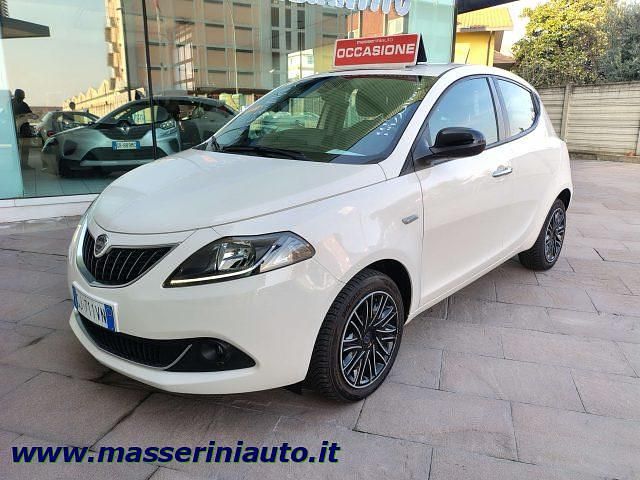 Usata Lancia Ypsilon Silver 69 CV (50 kW) 2022 Bianco pastello Utilitaria
