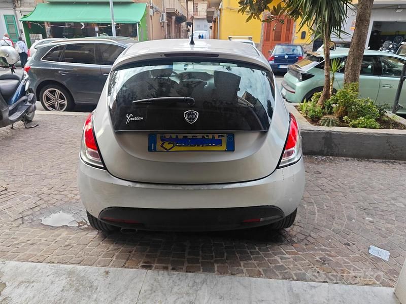 Usata Lancia Ypsilon 69 CV (50 kW) 2014 Grigio Utilitaria