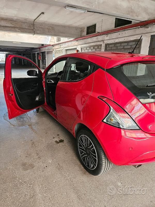 Usata Lancia Ypsilon Gold 60 CV (44 kW) 2020 Rosso Utilitaria
