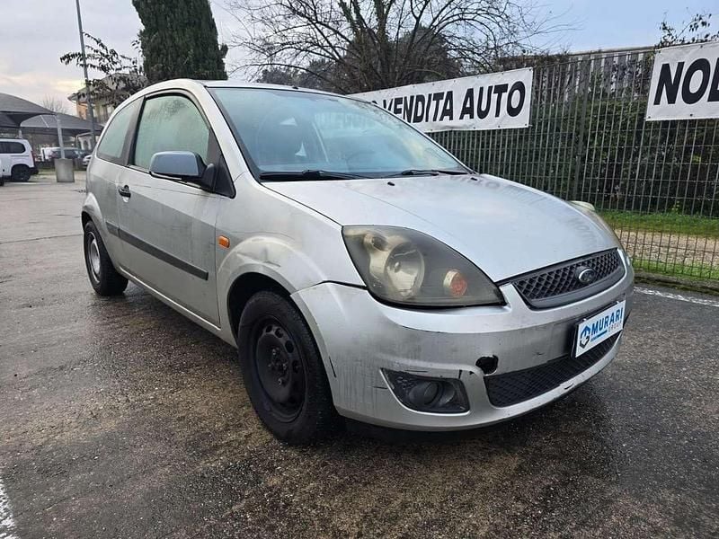 Argento Usata 2006 Ford Fiesta Ghia Tre volumi | 720 € (Ottimo prezzo) - Immagine 1/4