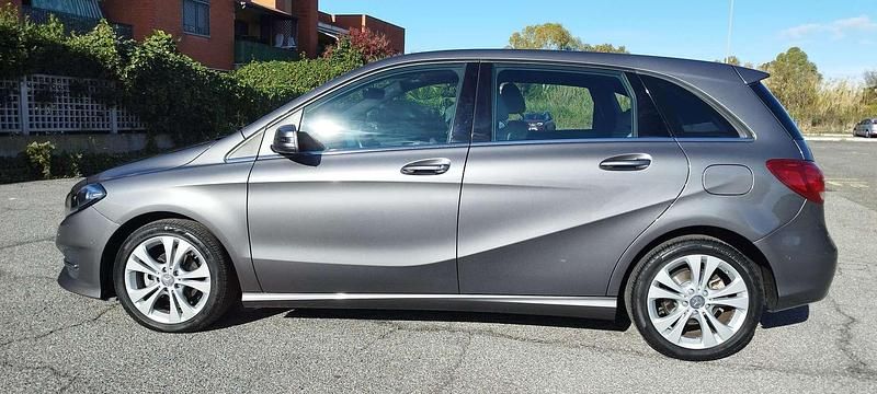 Usata Mercedes B180 Premium 109 CV (80 kW) 2016 Grigio Monovolume