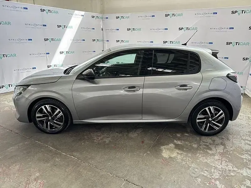 Usata Peugeot 208 Allure 101 CV (74 kW) 2023 Grigio Utilitaria