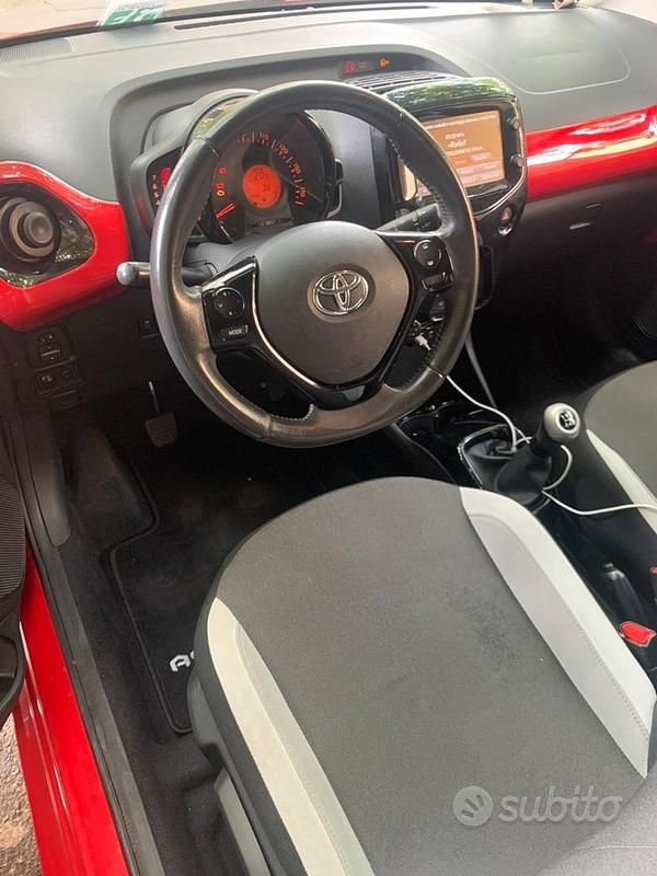 Usata Toyota Aygo 69 CV (50 kW) 2015 Rosso Utilitaria