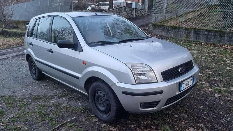 Usata Ford Fusion Zetec 68 CV (50 kW) 2002 Argento Utilitaria