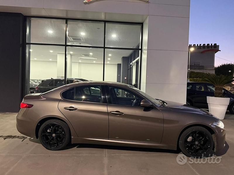Usata Alfa Romeo Giulia 160 CV (117 kW) 2019 Marrone Berlina