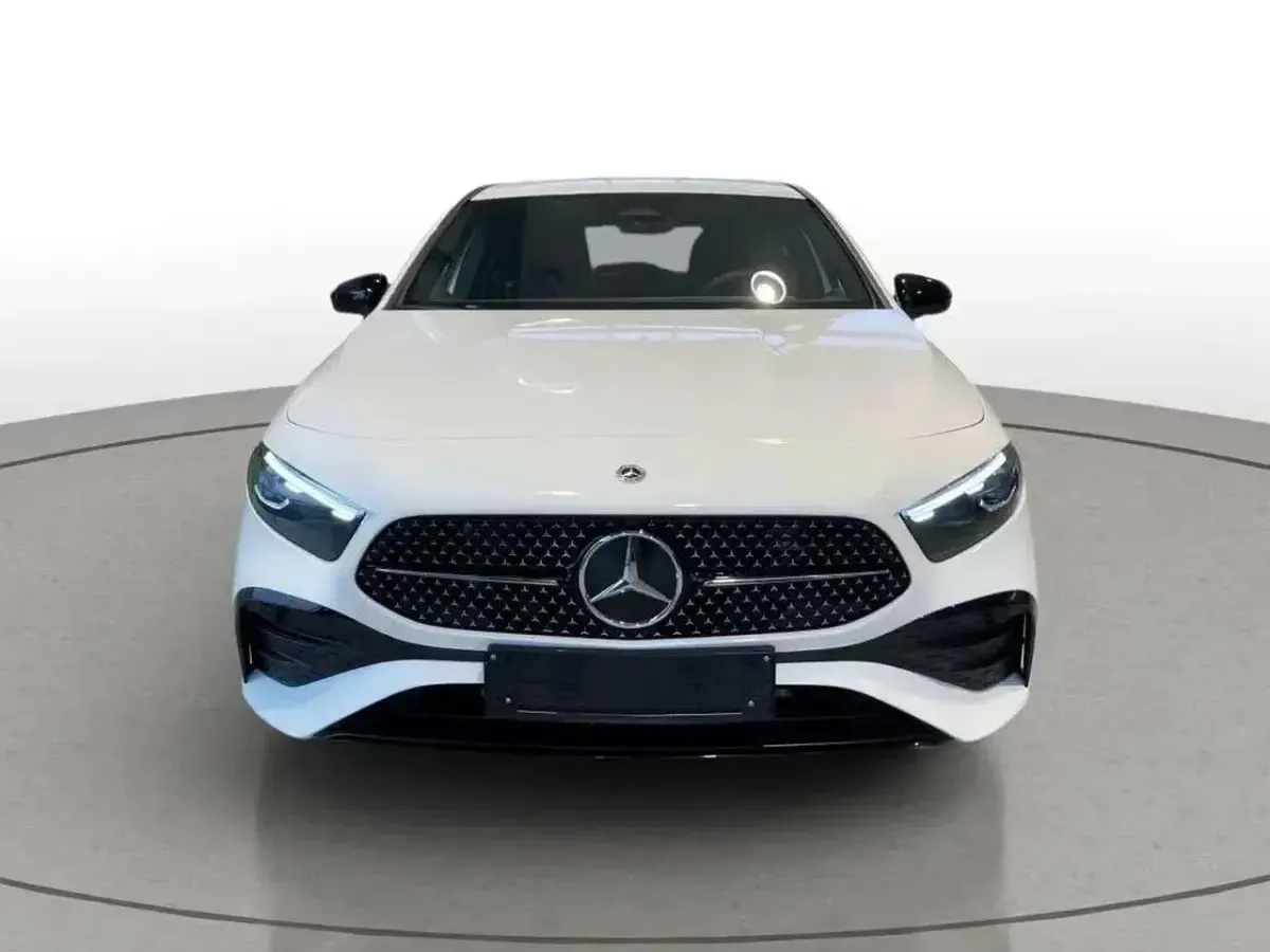 Usata Mercedes A180 AMG 136 CV (100 kW) 2025 Bianco polare Berlina