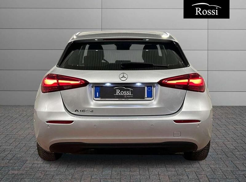 Usata Mercedes A180 Advanced 116 CV (85 kW) 2023 Argento iridio Berlina