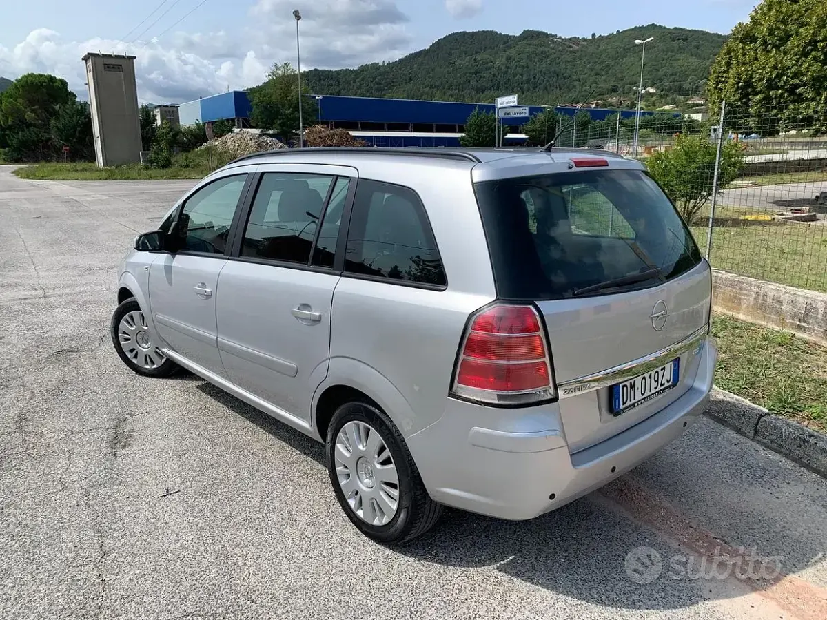 Usata Opel Zafira 94 CV (69 kW) 2008 Grigio Monovolume