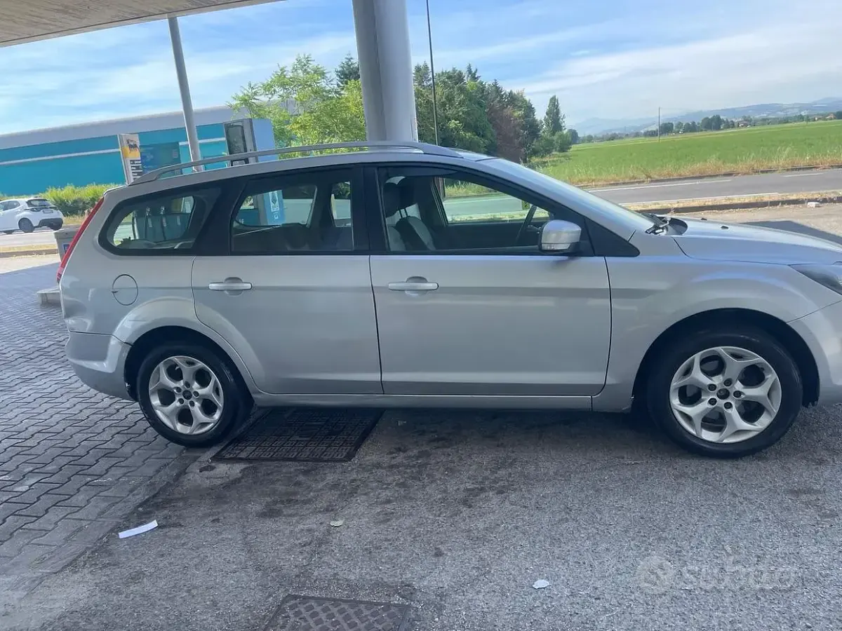Usata Ford Focus Titanium 115 CV (84 kW) 2010 Grigio Station wagon