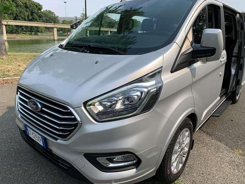 Usata Ford Tourneo Titanium 185 CV (136 kW) 2021 Grigio Monovolume