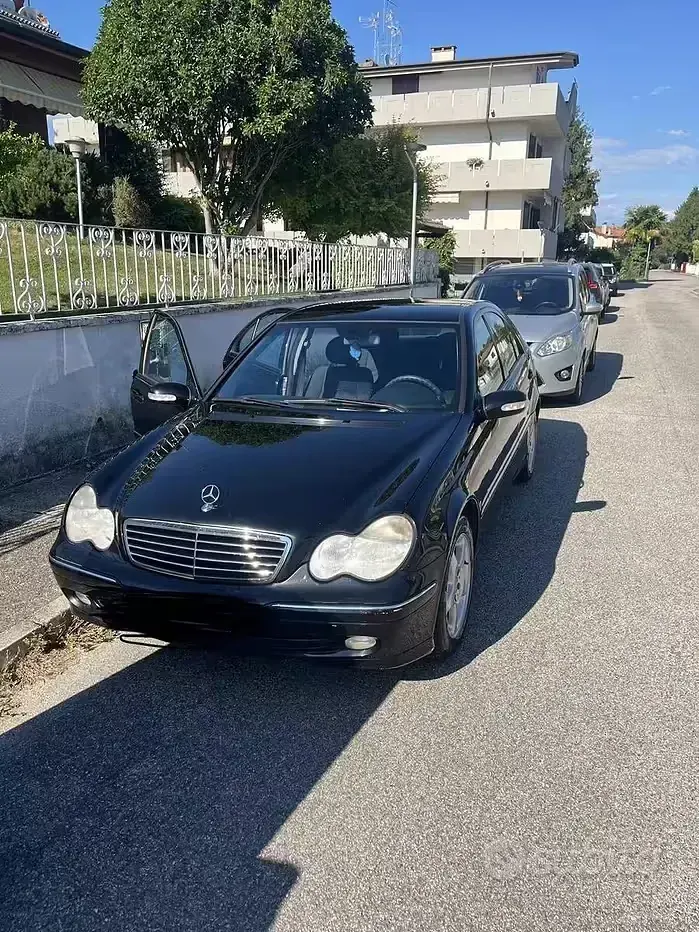 Usata Mercedes C200 95 CV (69 kW) 2003 Nero Berlina