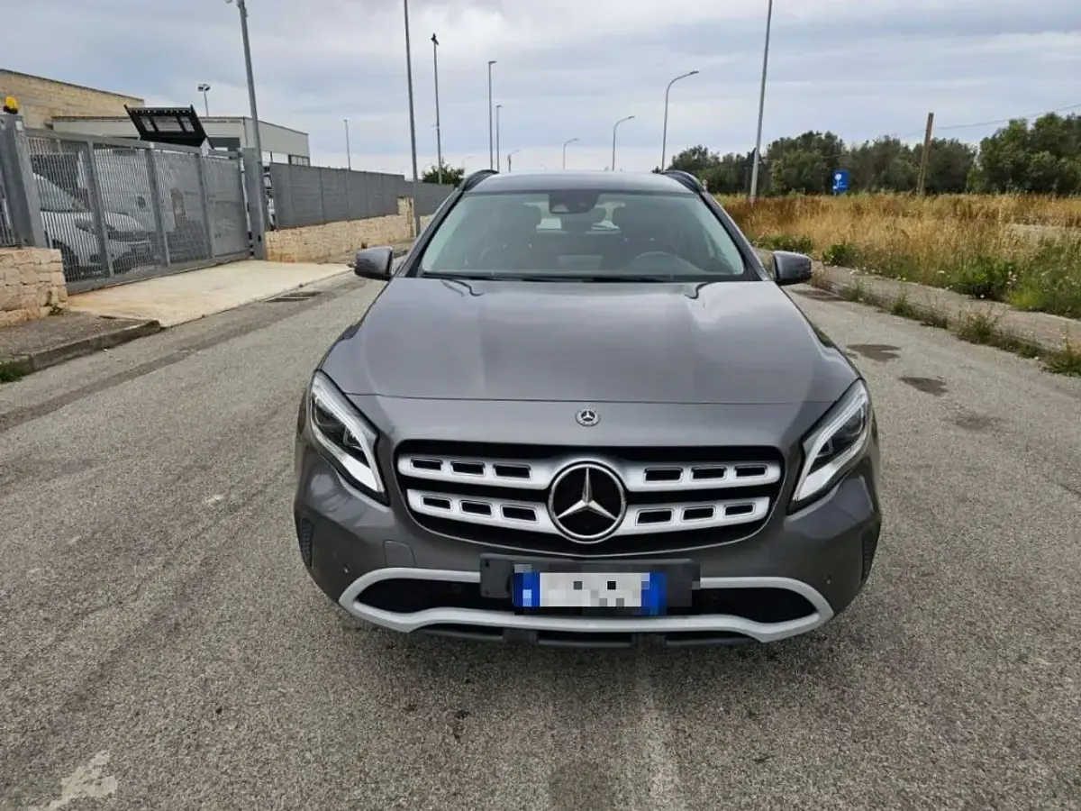 Usata Mercedes GLA180 Business 109 CV (80 kW) 2018 Grigio SUV