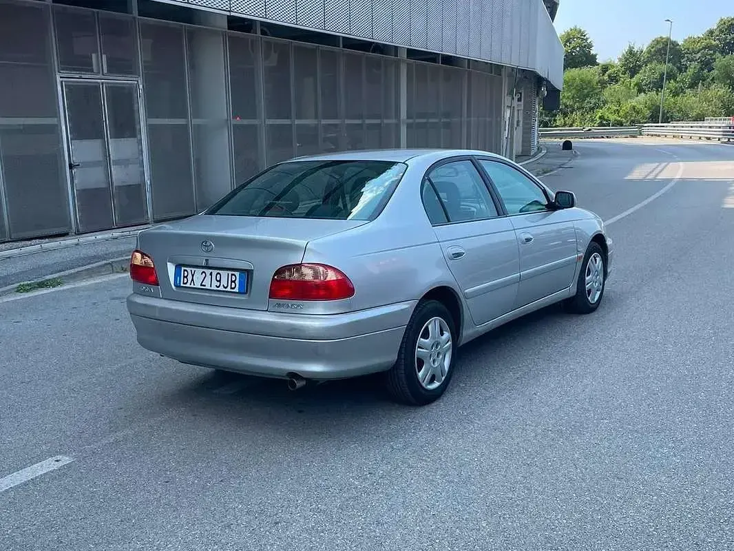 Usata Toyota Avensis 110 CV (80 kW) 2001 Berlina