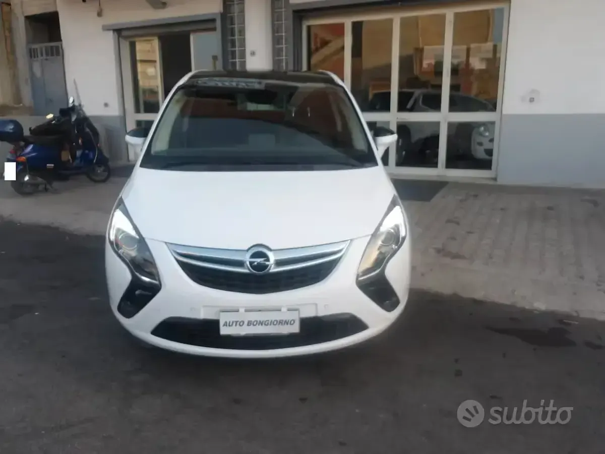 Usata Opel Zafira Tourer Cosmo 131 CV (96 kW) 2012 Bianco Monovolume