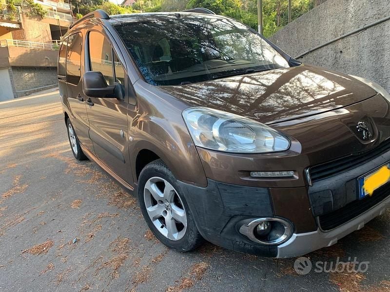 Begagnad Peugeot Partner Tepee Outdoor 92 HK (67 kW) 2014 Brun Minibuss