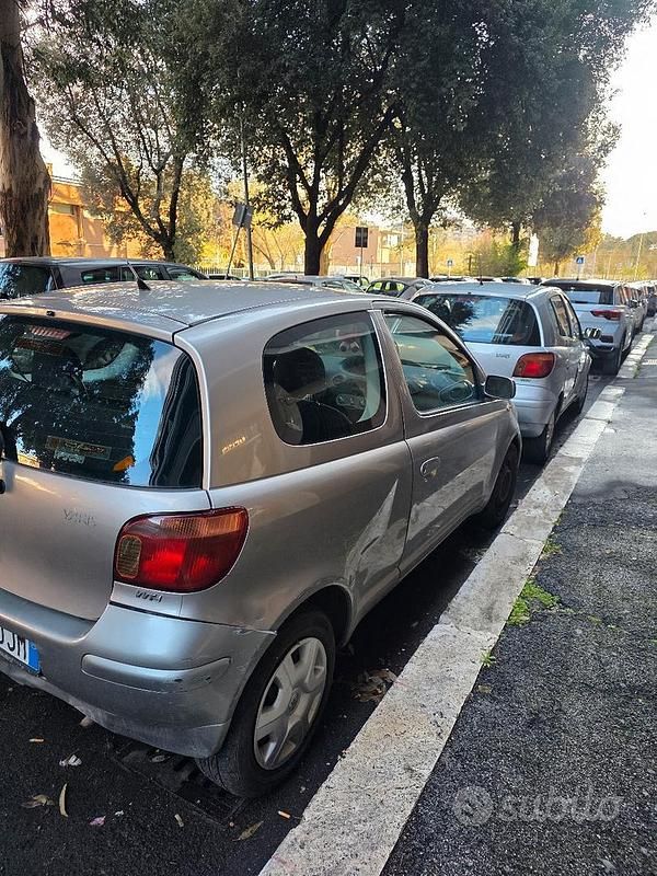 Usata Toyota Yaris Sol 65 CV (47 kW) 2004 Grigio Berlina