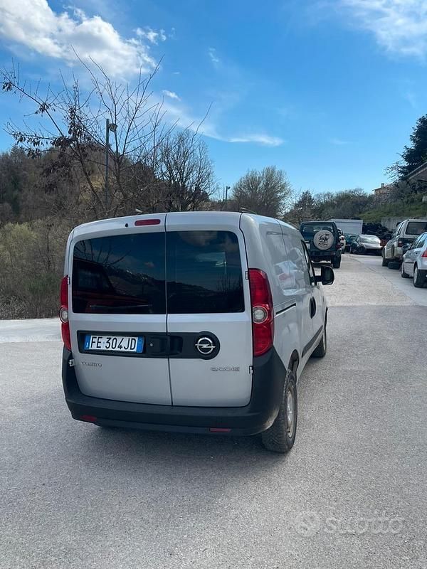 Usata Opel Combo 90 CV (66 kW) 2014 Grigio Monovolume