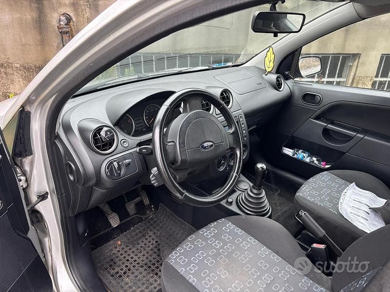 Usata Ford Fiesta 2004 Grigio Utilitaria