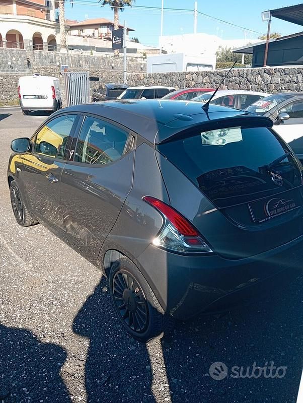 Usata Lancia Ypsilon 69 CV (50 kW) 2015 Marrone Utilitaria