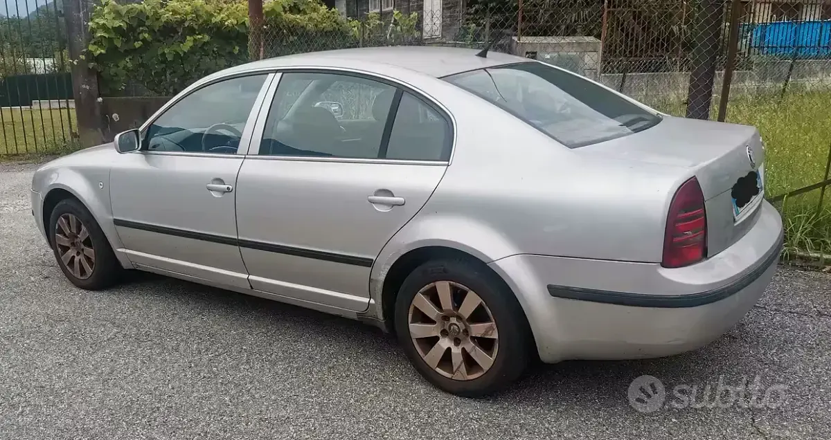 Usata Skoda Superb 130 CV (95 kW) 2004 Grigio Berlina