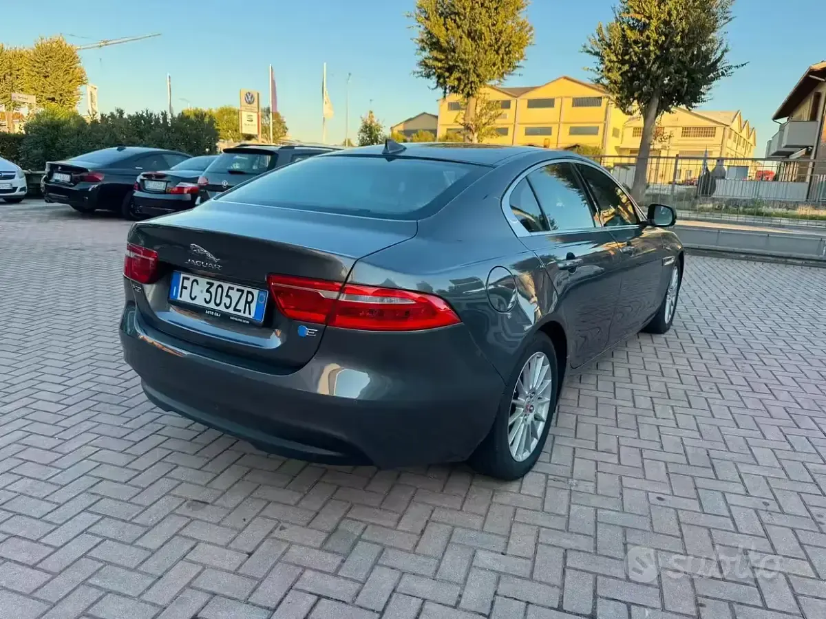 Usata Jaguar XE 163 CV (119 kW) 2016 Grigio Berlina