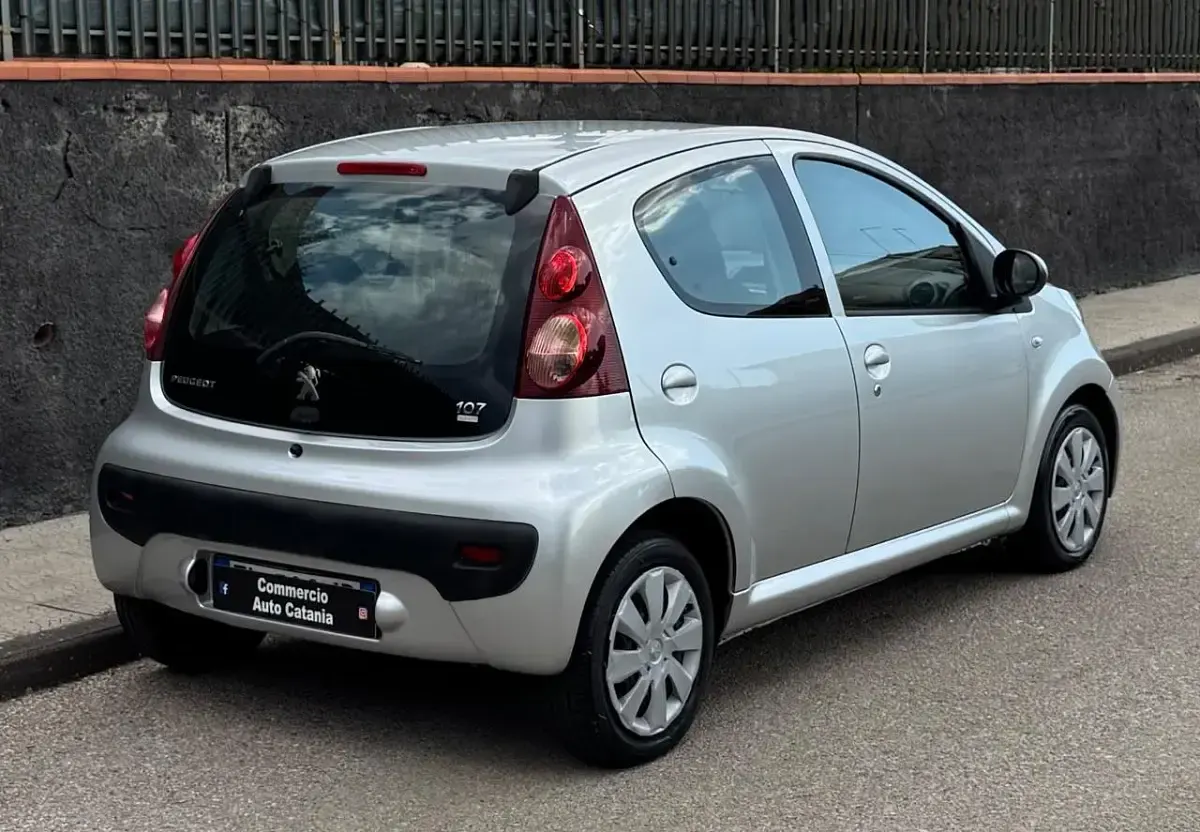 Usata Peugeot 107 68 CV (50 kW) 2012 Argento Utilitaria