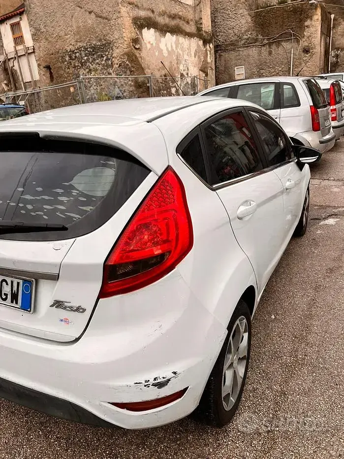 Usata Ford Fiesta 82 CV (60 kW) 2013 Bianco Utilitaria
