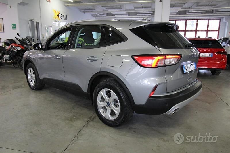 Usado Ford Kuga 225 CV (165 kW) 2021 Gris SUV