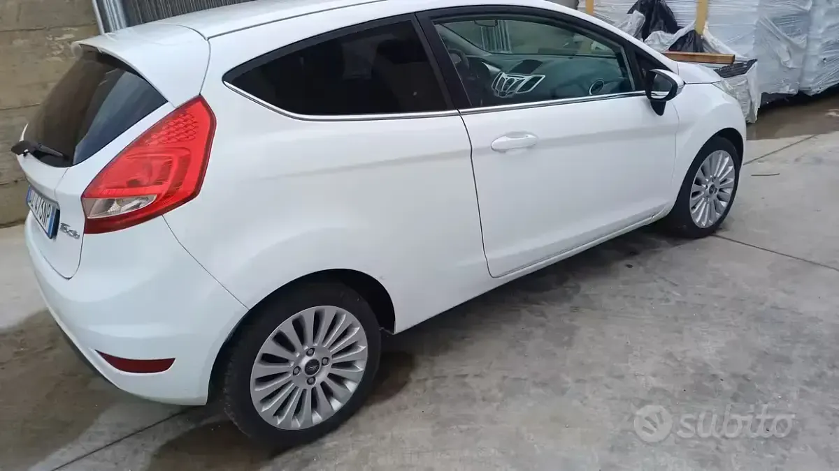 Usata Ford Fiesta 68 CV (50 kW) 2009 Bianco Berlina