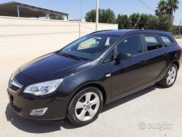 Usata Opel Astra 110 CV (80 kW) 2012 Nero Station wagon