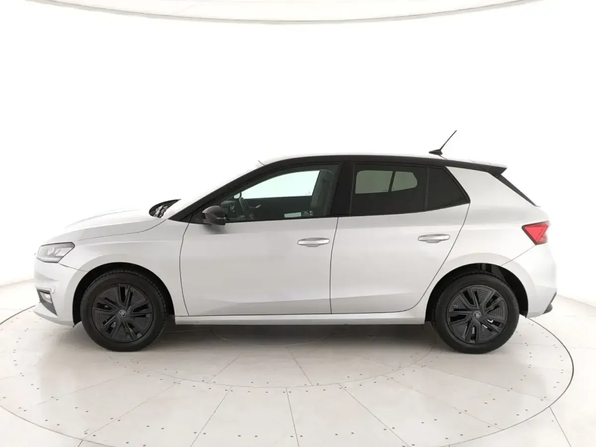 Käytetty Skoda Fabia 80 HP (58 kW) 2025 Hopea Sedan