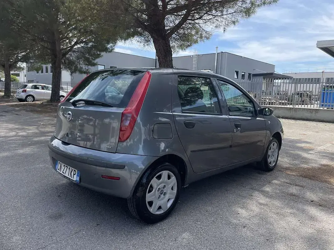 Usado Fiat Punto Dynamic 60 CV (44 kW) 2004 Utilitario
