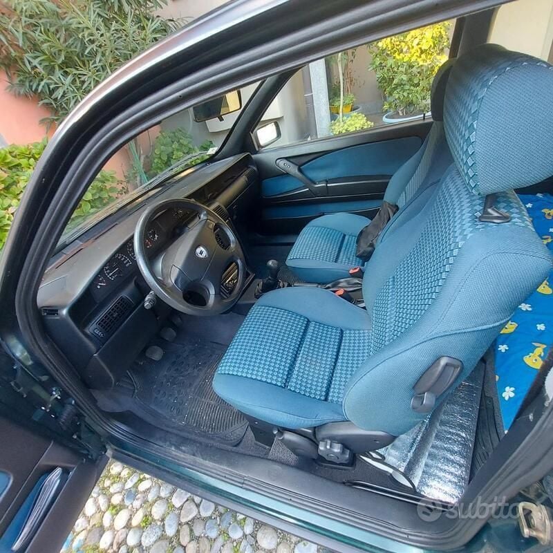 Usata Lancia Delta 103 CV (75 kW) 1996 Verde Utilitaria