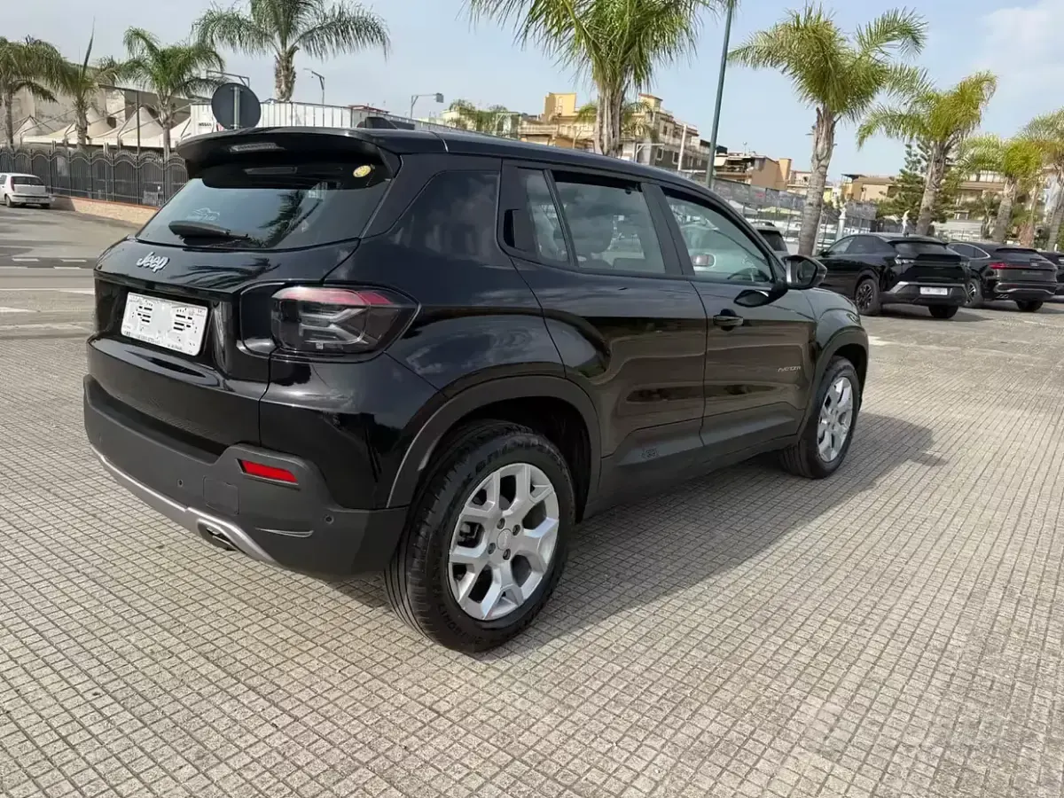 Käytetty Jeep Avenger Longitude 101 HP (74 kW) 2023 Musta Katumaasturi